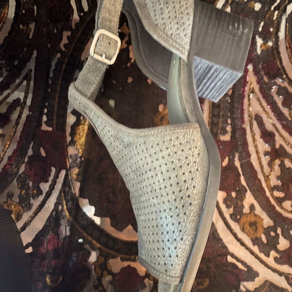 Kookaburra by UGG gray suede sandals 8.5